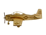 Flugzeugmodell aus Holz der North American T-28 Trojan auf einem Ständer