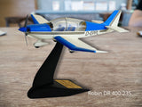 Robin_DR_400-235-Flugzeugmodell_auf_Staender-pureplanes