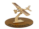 Flugzeugmodell Aeroprak A32 aus Holz auf einem dekorativem Ständer