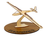 Segelflugzeug Modell ASK13 aus Holz auf dekorativem Ständer .