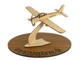 Bölkow Bo 209 Monsun Modellflugzeug aus Holz zur Dekoration auf einem Ständer