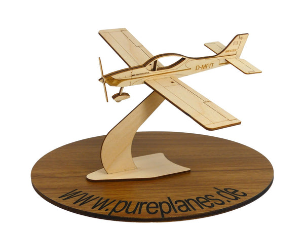 Breezer CR Flugzeugmodell auf einem Ständer aus Holz von Pure Planes