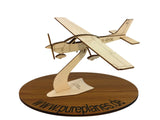 Cessna 177 Cardinal Holzmodell zur Deko auf einem Ständer