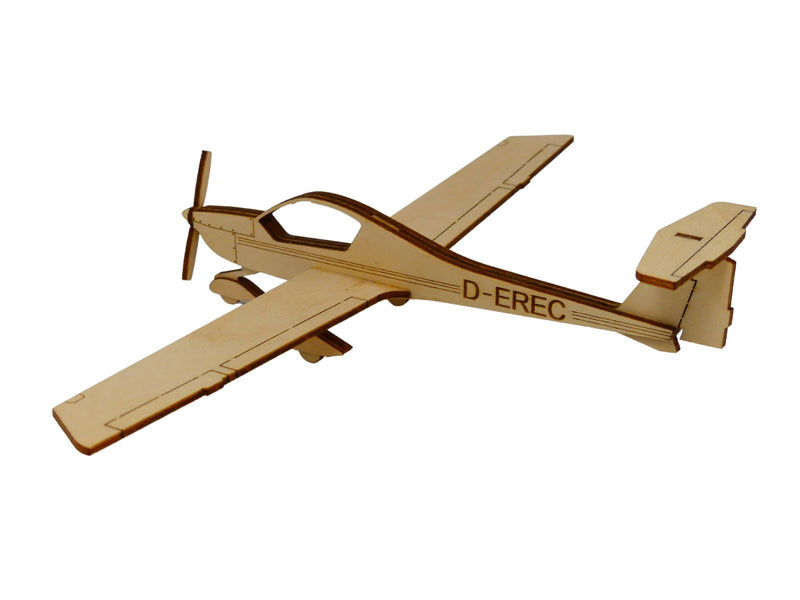 Holzmodell DA20 Katana mit graviertem Kennzeichen von Pure Planes