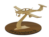Diamond DA 40 Star Flugzeugmodell aus Holz auf einem Ständer