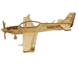 Grob G120 TP Deko Flugzeugmodell aus Holz auf einem Ständer von Pure Planes