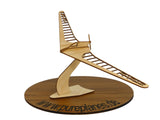 Das Holzmodell des Leichtflugzeugs Horten Microlight steht dekorativ auf einem Ständer