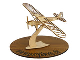 Deko Flugzeugmodell der Piper PA-18 Super Cub auf einem Ständer