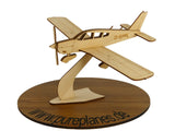 Piper PA-28 Archer Holzmodell auf einem Ständer