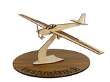 Scheibe SF 25C Rotax Falke Flugzeugmodell aus Holz auf einem Ständer