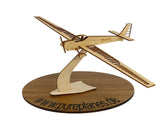 Scheibe SF 25 C Falke mit Zweibeinfahrwerk als Deko Holzmodell auf einem Ständer