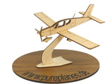 Holzmodell des Flugzeuges Socata TB10 Tobago auf einem Ständer