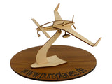 Flugzeugmodel des Speed Canard aus Holz zur Dekoration auf einem Ständer