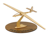 Segelflugzeugmodell SZD-50 Puchacz aus Holz auf einem Ständer zur Dekoration