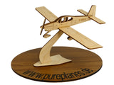 Vans RV10 Dekomodell aus Holz auf einem Ständer