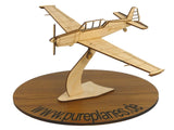 Zlin 326 Trener Modell aus Holz auf einem Ständer