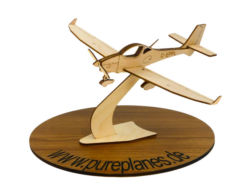 Aquila A210 Deko Flugzeugmodell Bausatz | Pure Planes