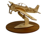 Flugzeugmodell aus Holz der North American T-28 Trojan auf einem Ständer
