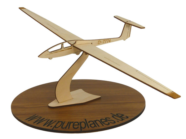 ASK21 Segelflugzeug Standmodell aus Holz auf einem Ständer zur Dekoration von Pure Planes
