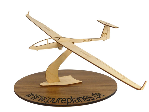 Holzmodell des Segelflugzeugs DG 500 auf einem Ständer zur Dekoration