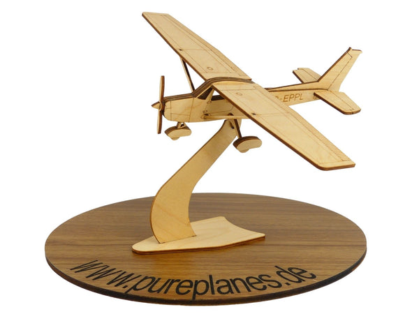 Modellflugzeug der Cessna 152 aus Holz auf einem Ständer