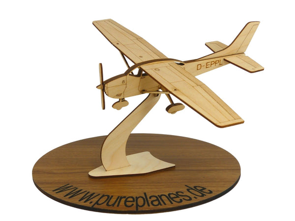 Cessna 182 Flugzeugmodell aus Holz auf einem Ständer