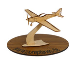 Flugzeugmodell einer Dallach D4 Fascination auf einem Ständer aus Holz von Pure Planes
