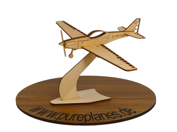 Flugzeugmodell einer Dallach D4 Fascination auf einem Ständer aus Holz von Pure Planes