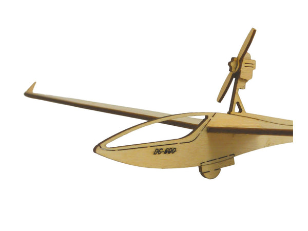 Dekorativer Flugzeugmodellbausatz der Glaser Dirks DG 600M aus Holz