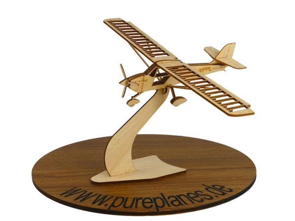 Ultraleicht Flugzeugmodell Eurofox aus Holz auf einem Ständer zur Dekoration von Pure Planes