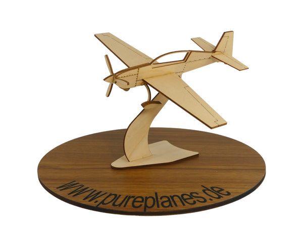 Extra 300 Konstflug Flugzeugmodell auf einem Ständer aus Holz