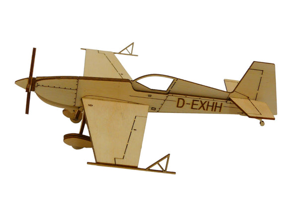 Extra 330 SC Kunstflug Flugzeugmodell aus Holz zur Dekoration auf einem Ständer