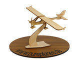 Das Holzmodell des Ultraleichtflugzeugs  Flight Design CTLS  steht dekorativ auf einem Ständer