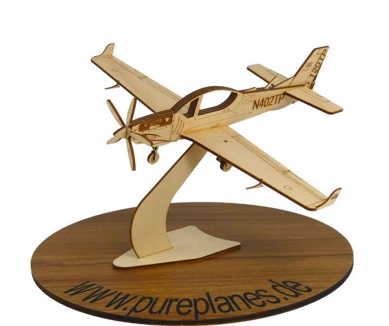 Grob G120 TP Deko Flugzeugmodell aus Holz auf einem Ständer von Pure Planes