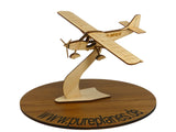 Das Holzmodell des Ultraleichtflugzeug IPC Savannah steht dekorativ auf einem Ständer