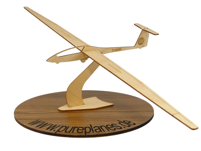 Schempp Hirth Janus CE Flugzeugmodell aus Holz auf einem Ständer zur Dekoration