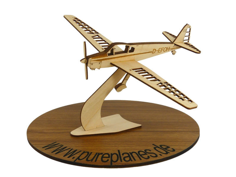 Klemm 107c Modellflugzeug aus Holz auf einem Ständer zur Dekoration