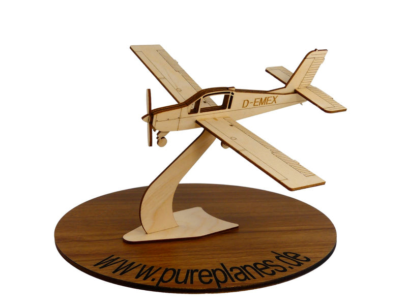Morane Flugzeugmodell Bausatz aus Holz auf einem Ständer