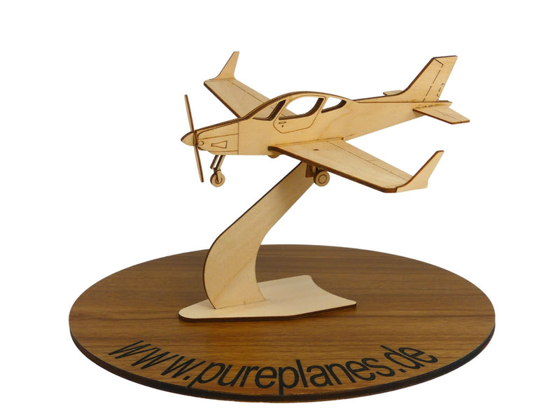 Ultraleichtflugzeug Modell aus Holz auf einem Ständer von der Manufaktur Pure Planes