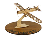 Piper Pa-25 Pawnee Modell zur Dekoration auf einem Ständer aufgestellt