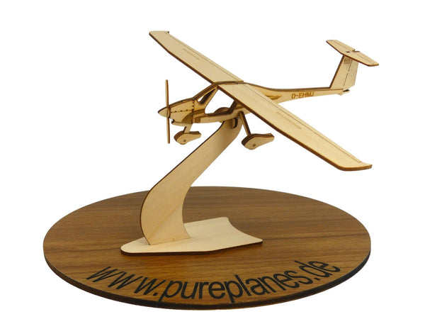 Tischmodell des Flugzeuges Pipistrel Virus SW aus Holz von Pure Planes