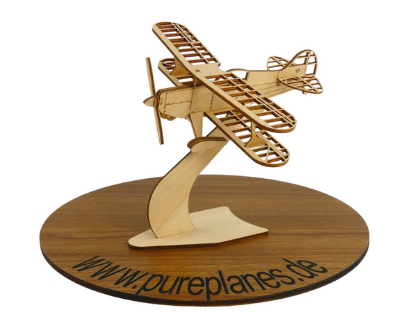 Modell des Kunstflug Doppeldeckers Pitts S1 aus Holz auf einen  Ständer