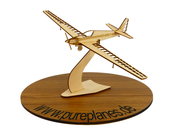 Rene Fournier RF4 Flugzeugmodell aus Holz auf einem Ständer