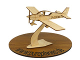 Dekoratives Flugzeugmodel Robin HR 200 aus Holz auf einem Ständer