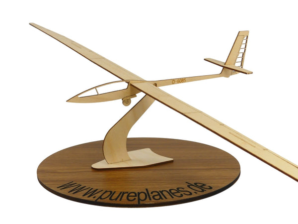 Flugzeugmodell der SB 10 der Akaflieg Braunschweig aus Holz auf einem dekorativem Ständer