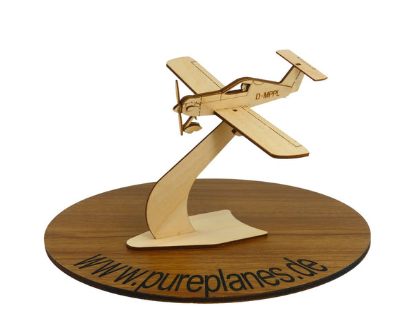 SD-1 Minisport Modellflugzeug aus Holz mit Ständer von Pure Planes
