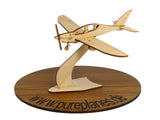 Shark Ultralight Flugzeugmodell auf einem Ständer aus Holz