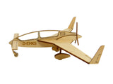 Flugzeugmodel des Speed Canard aus Holz zur Dekoration auf einem Ständer