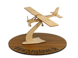 Tecnam P92 Flugzeugmodell aus Holz auf einem Ständer