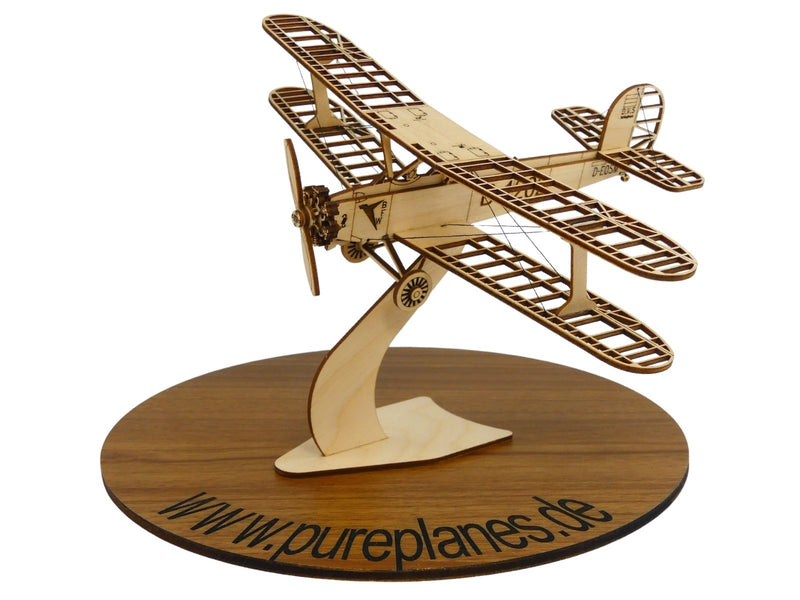 Udet U12 Flamingo Historisches Flugzeugmodell als dekoratives Modell auf einem Ständer